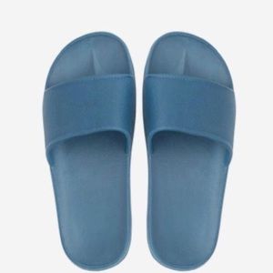 Men’s Slippers (Size 9-10) Blue